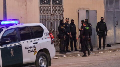 La Guardia Civil de Ceuta registra este jueves una nave donde resid&iacute;an varios migrantes
