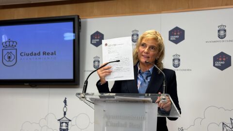 Mar&iacute;a Jos&eacute; Escobedo ense&ntilde;a la denuncia contra la Junta