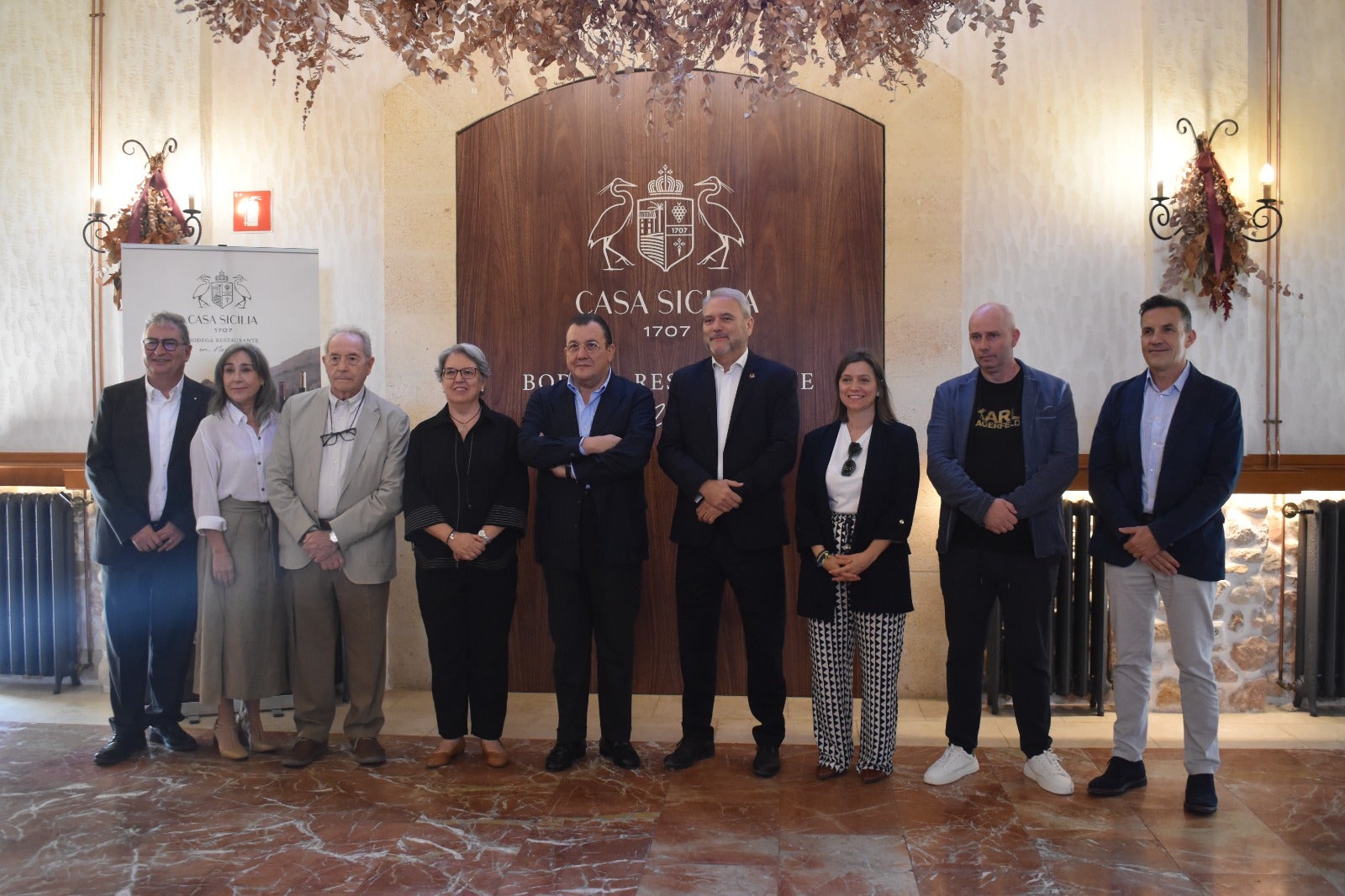 Los miembros de la Cátedra de Enoturismo y Cultura del Vino Casa Sicilia y el rector de la UMH Los miembros de la Cátedra de Enoturismo y Cultura del Vino Casa Sicilia y el rector de la UMH