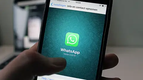 Imagen de archivo de un teléfono con WhatsApp Imagen de archivo de un teléfono con WhatsApp