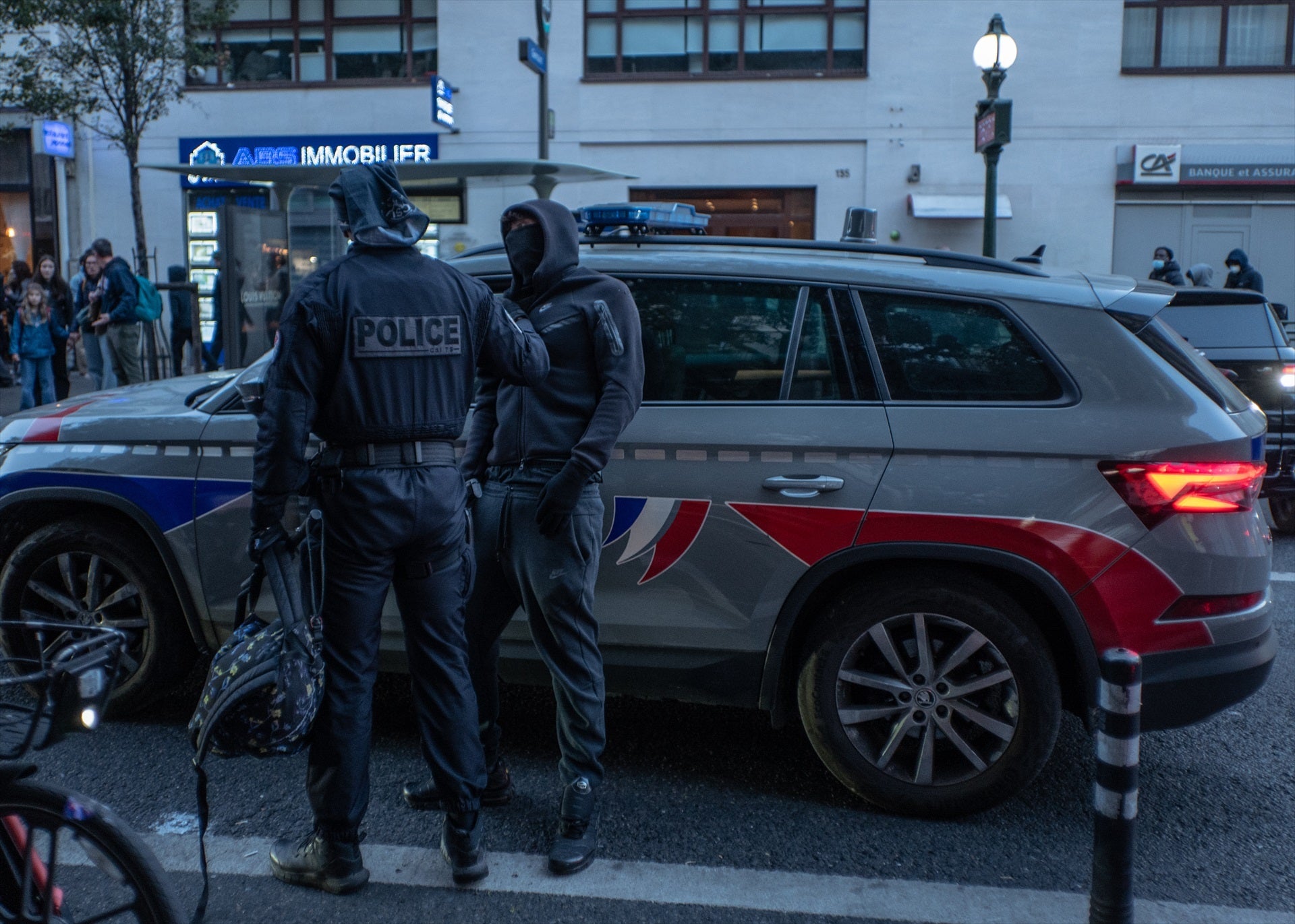 Imagen de archivo de dos agentes de policía en París Imagen de archivo de dos agentes de policía en París