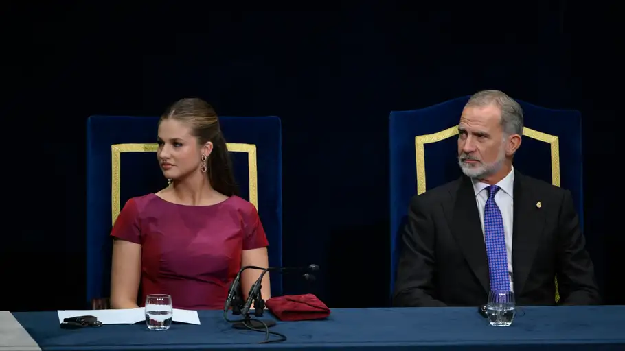 La princesa Leonor y el rey Felipe VI en la entrega de los Premios Princesa de Asturias. La princesa Leonor y el rey Felipe VI en la entrega de los Premios Princesa de Asturias.