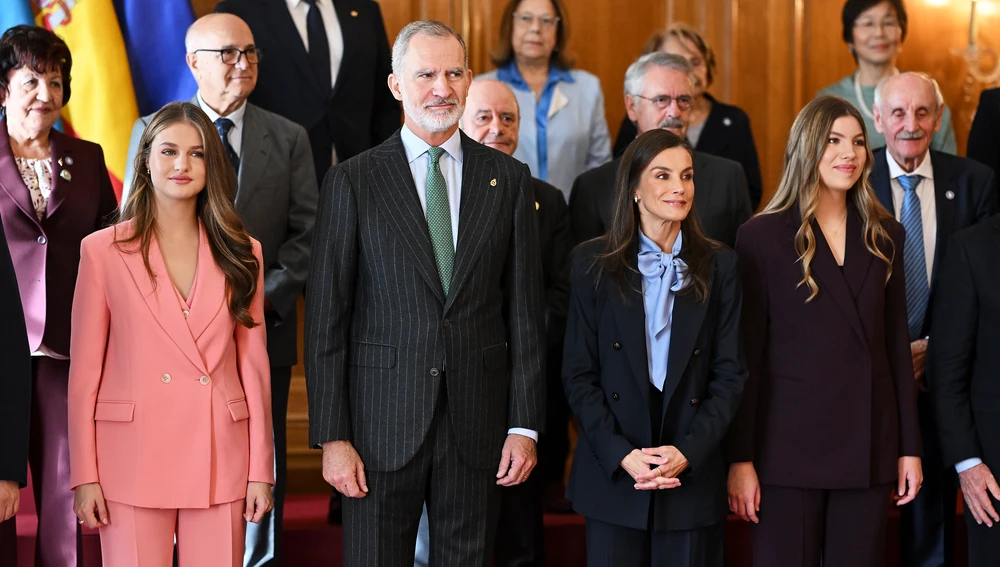 La princesa Leonor, el rey Felipe VI, la reina Letizia y la princesa Sofía durante una audiencia para celebrar a los galardonados con los Premios Princesa de Asturias 2026 La princesa Leonor, el rey Felipe VI, la reina Letizia y la princesa Sofía durante una audiencia para celebrar a los galardonados con los Premios Princesa de Asturias 2026