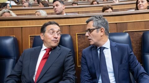 El ministro de Exteriores, Jos&eacute; Manuel Albares, y el ministro de Presidencia, F&eacute;lix Bola&ntilde;os, en una imagen de archivo en el Congreso de los Diputados