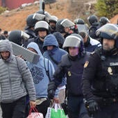 Imagen de archivo de policías nacionales participando en el desalojo de las naves del Tarajal (Ceuta)