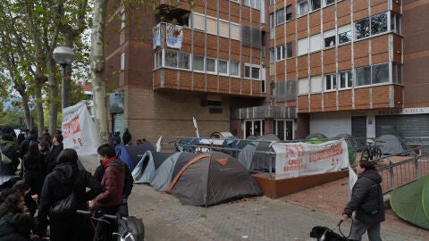 Acampados para frenar un desahucio en Vitoria