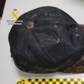 La gorra que llevaba el detenido en el momento del asalto 