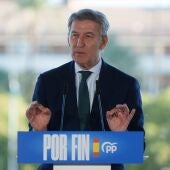El presidente del PP, Alberto Núñez Feijóo, interviene en el acto público de precampaña sobre vivienda celebrado en Sevilla