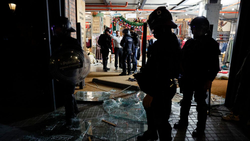 Mossos d'Esquadra tras protestas en la plaza Catalunya de Barcelona