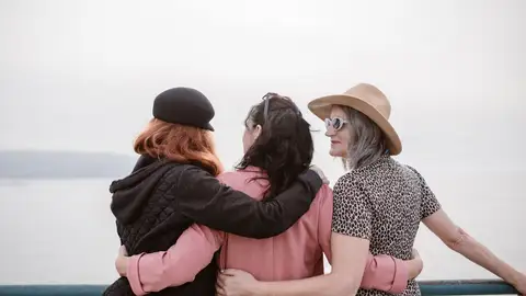 Tres amigas se abrazan Tres amigas se abrazan