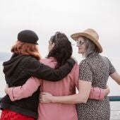 Tres amigas se abrazan