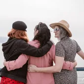 Tres amigas se abrazan Tres amigas se abrazan