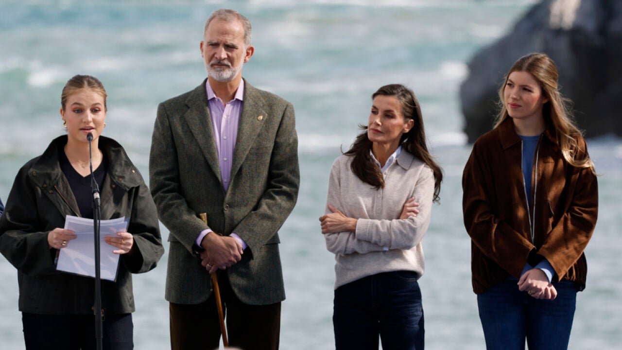 La Familia Real sube a bordo de una embarcación en el puerto de Llanes y rinde homenaje a los marineros