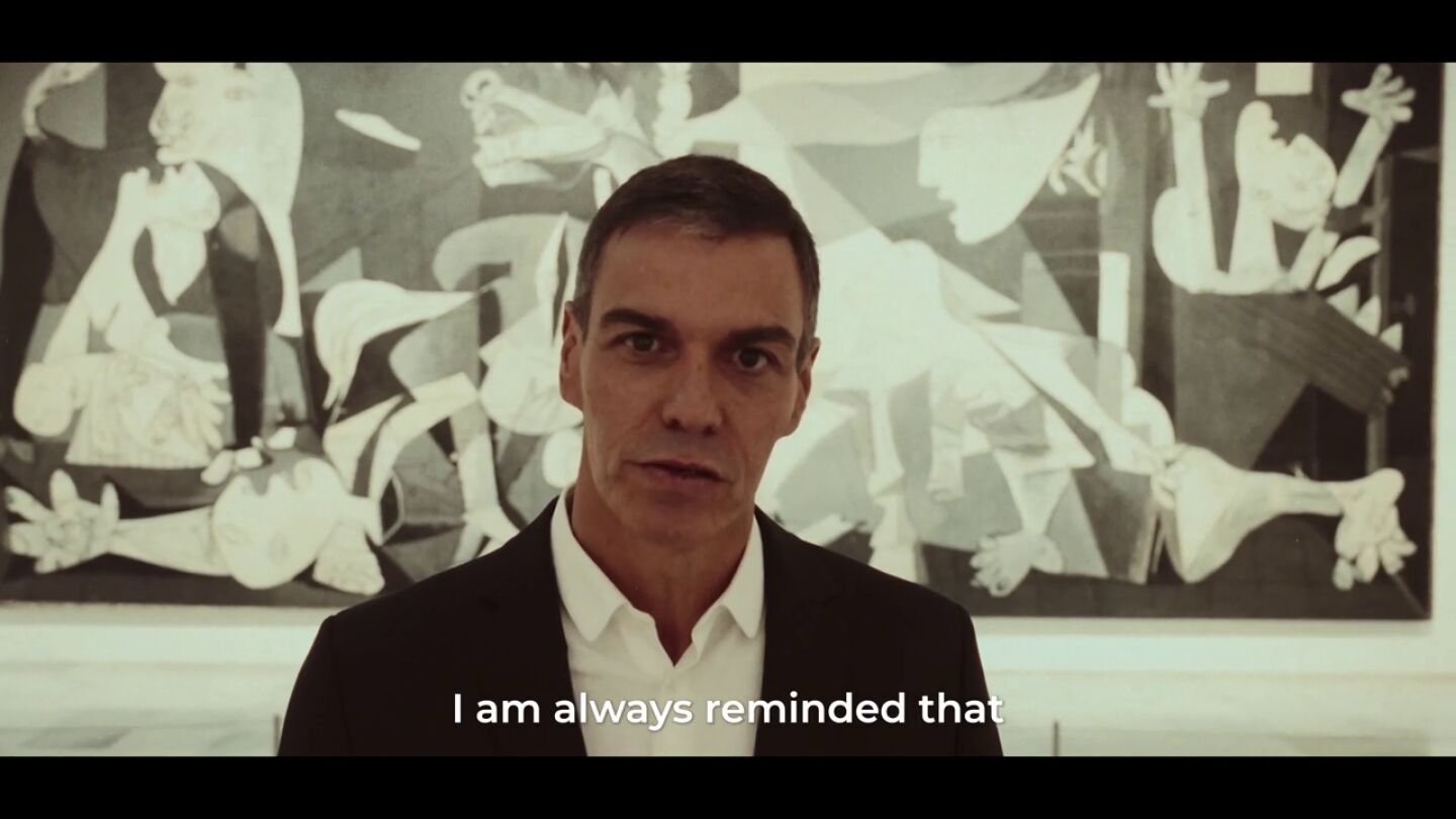 Pedro Sánchez defiende el 'no a la guerra' en un vídeo junto al Guernica y el PP le acusa de "guerracivilista"