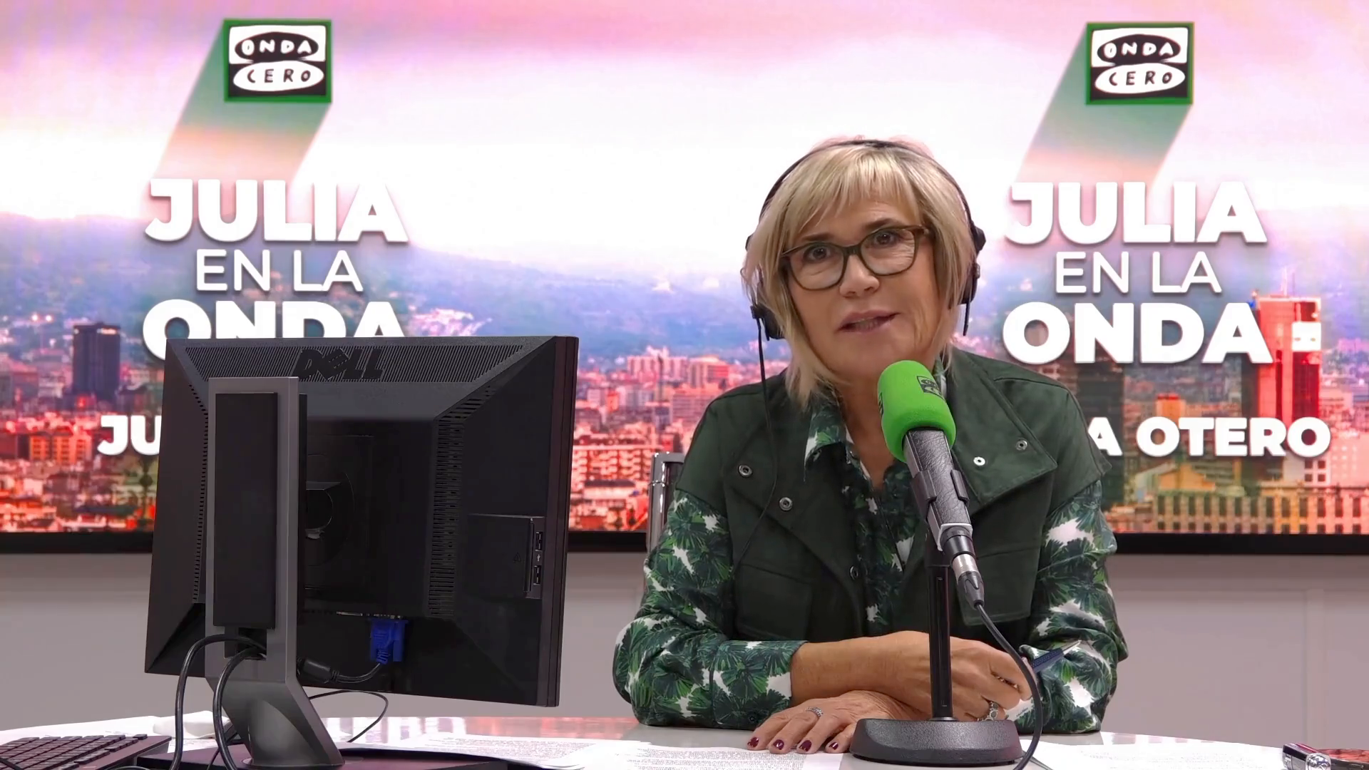 Tres amigas se abrazan Tres amigas se abrazan