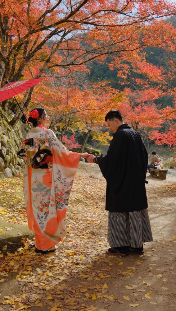 Pareja paseando en el momiji
