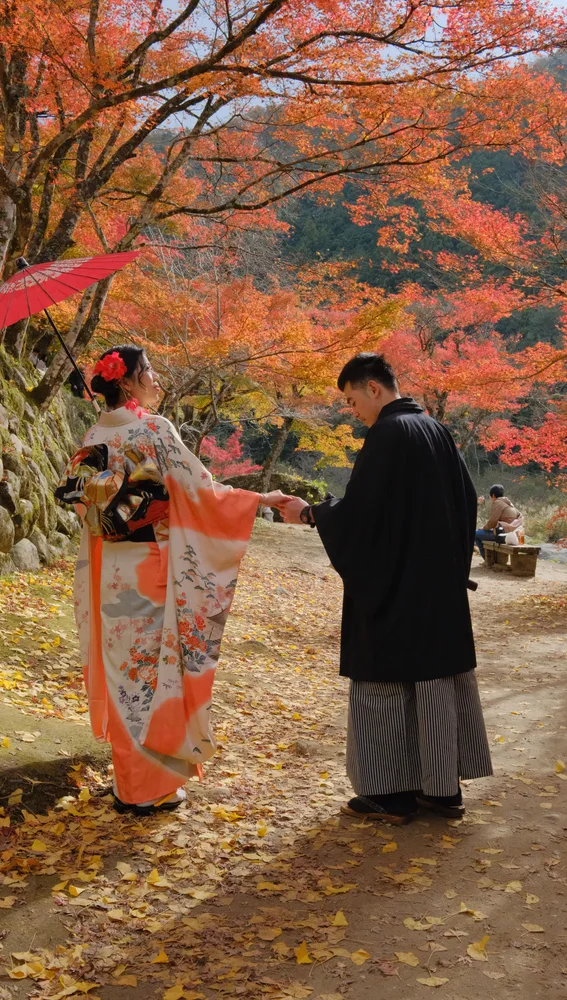 Pareja paseando en el momiji Pareja paseando en el momiji