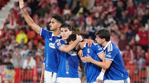 Los jugadores del Real Oviedo celebran uno de los goles al Almería Los jugadores del Real Oviedo celebran uno de los goles al Almería