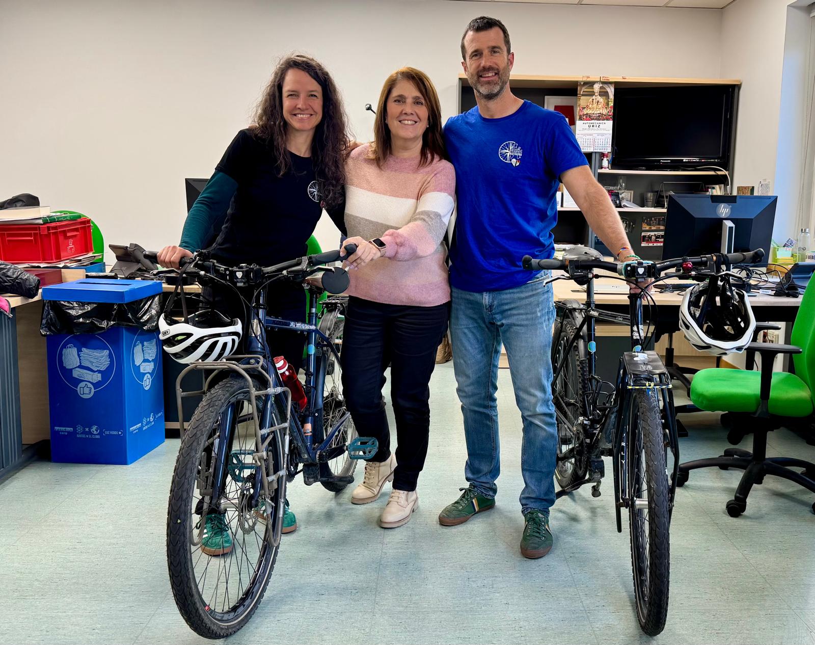 Xabi Luna y Sheila Sevillano culminan sus cinco proyectos de "Rumbos olvidados" tras recorrer 21.200 kilómetros en bicicleta Xabi Luna y Sheila Sevillano culminan sus cinco proyectos de "Rumbos olvidados" tras recorrer 21.200 kilómetros en bicicleta
