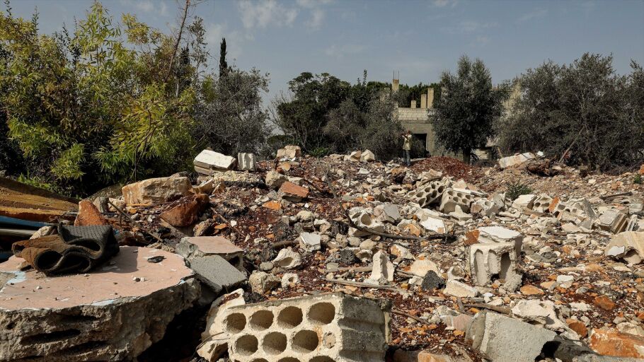 10 de octubre de 2026, Zawtar Al-Gharbieh, Zawtar Al-Gharbieh, L&iacute;bano: Bajo el zumbido de los drones israel&iacute;es, un agricultor liban&eacute;s cosecha aceitunas en el pueblo de Zawtar al-Gharbieh, en el sur del L&iacute;bano, entre la destrucci&oacute;n causada por los ataques israel&iacute;es.