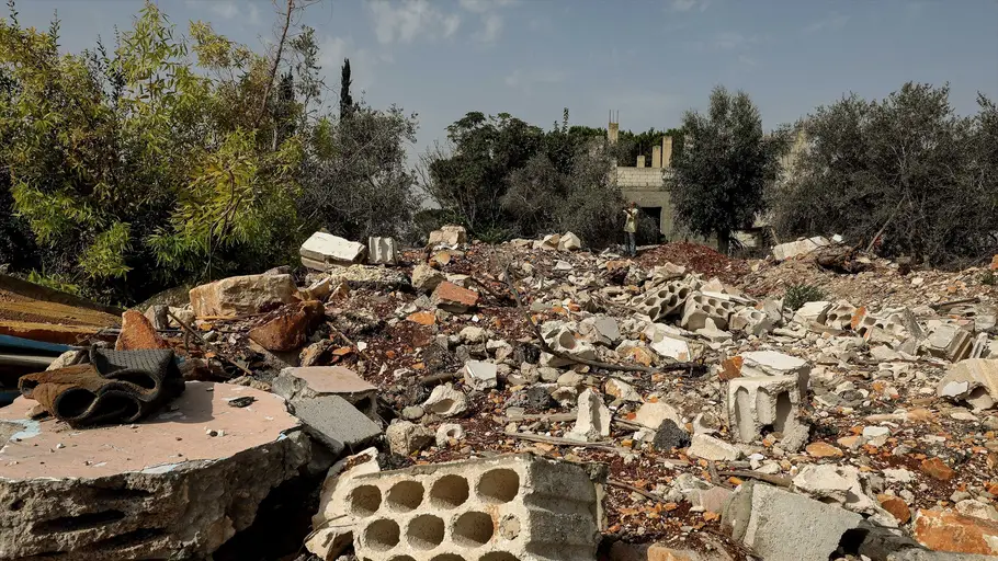 10 de octubre de 2026, Zawtar Al-Gharbieh, Zawtar Al-Gharbieh, Líbano: Bajo el zumbido de los drones israelíes, un agricultor libanés cosecha aceitunas en el pueblo de Zawtar al-Gharbieh, en el sur del Líbano, entre la destrucción causada por los ataques israelíes. 10 de octubre de 2026, Zawtar Al-Gharbieh, Zawtar Al-Gharbieh, Líbano: Bajo el zumbido de los drones israelíes, un agricultor libanés cosecha aceitunas en el pueblo de Zawtar al-Gharbieh, en el sur del Líbano, entre la destrucción causada por los ataques israelíes.