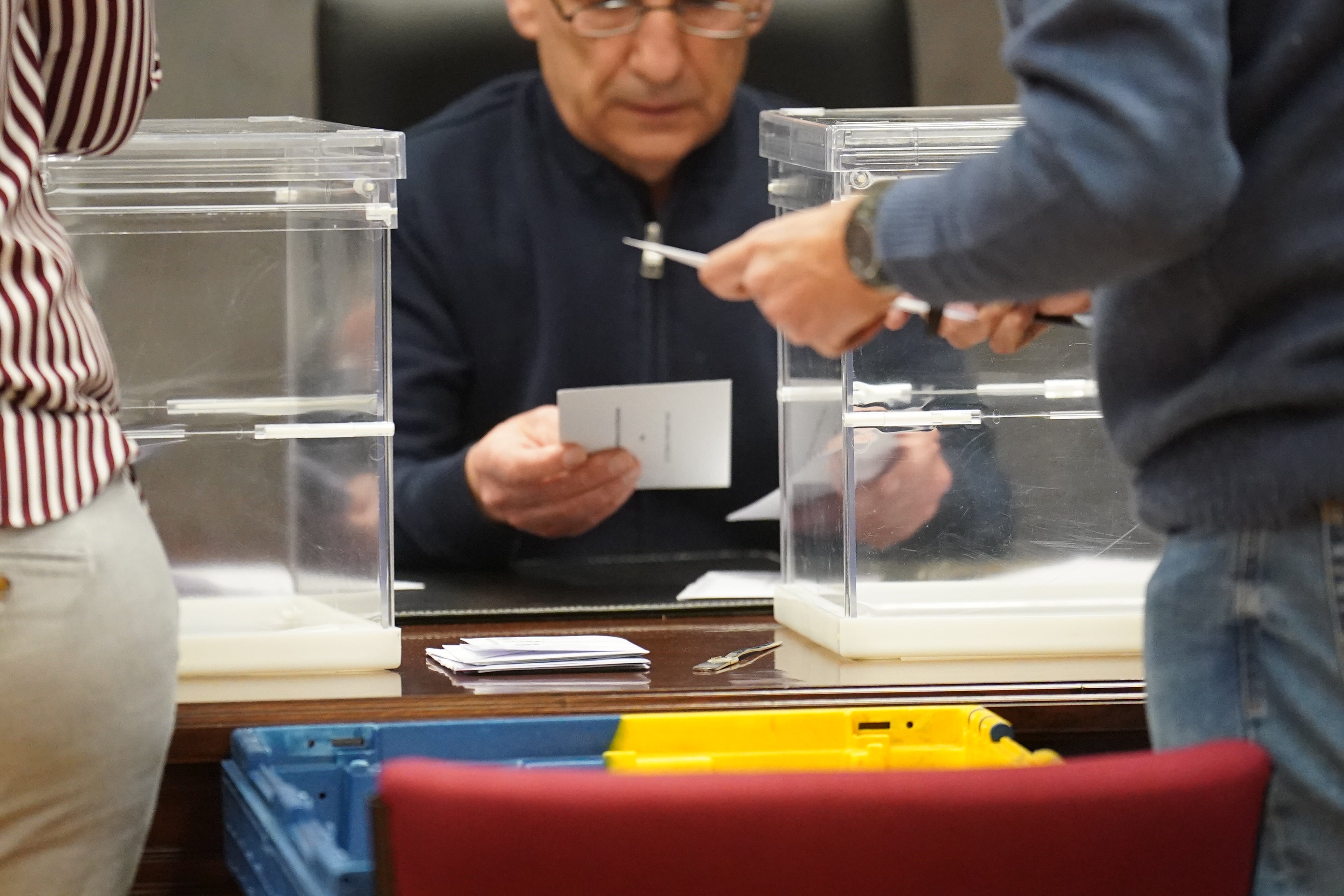 Varios votantes acudiendo a las urnas Varios votantes acudiendo a las urnas