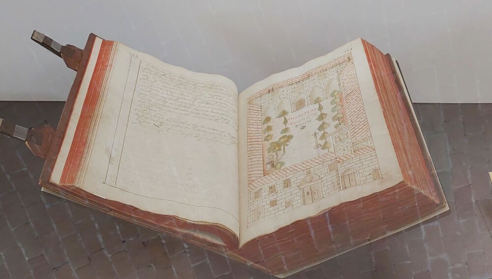 El primer llibre de taula de l'Hospital de la Santa Creu, on s'hi pot apreciar el claustre