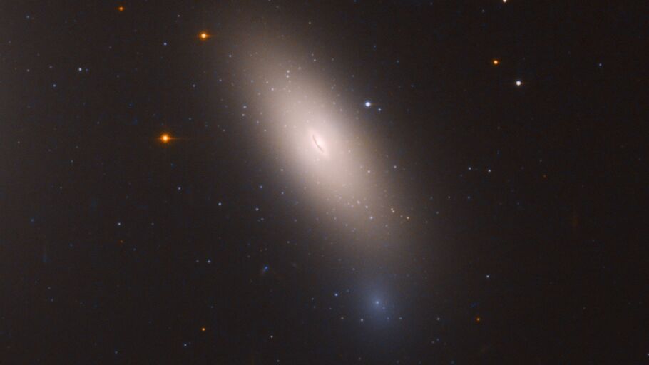 Galaxia sin materia oscura NGC 1277, situada cerca del centro del c&uacute;mulo de Perseo, a 240 millones de a&ntilde;os luz de la Tierra