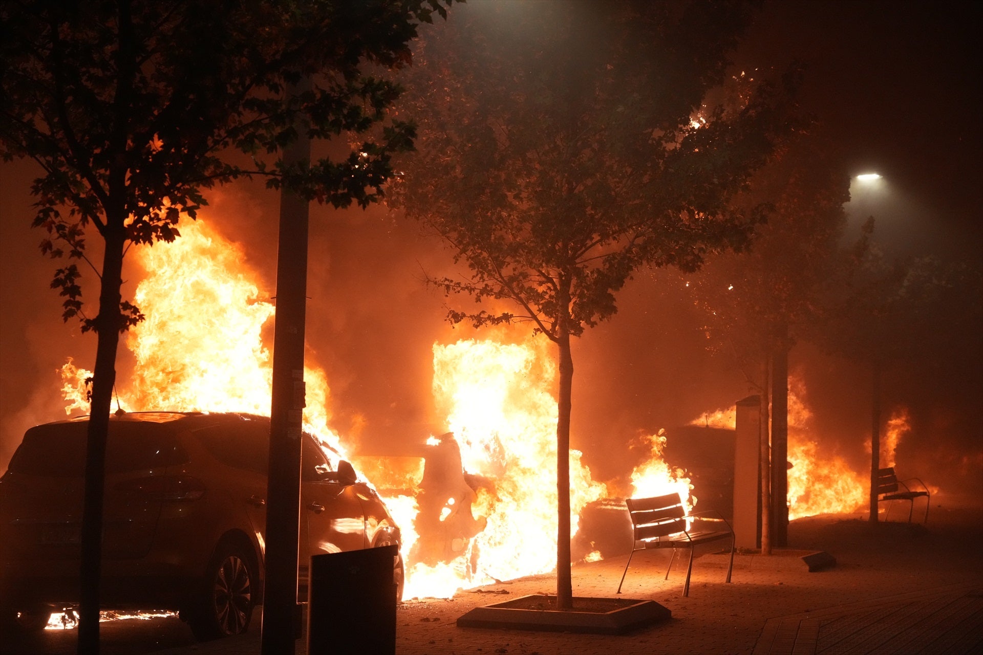 Varias personas incendian coches y contenedores, tras una concentración de diversos agentes sociales con el lema "Euskal Herrian Faxismoaren Ez!", a 26 de octubre de 2026, en Bilbao, País Vasco (España). Varias personas incendian coches y contenedores, tras una concentración de diversos agentes sociales con el lema "Euskal Herrian Faxismoaren Ez!", a 26 de octubre de 2026, en Bilbao, País Vasco (España).