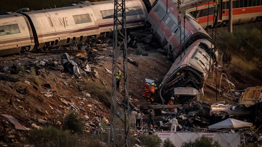 Efectivos de la UME trabajan en los vagones descarrilados en la zona del accidente ferroviario en Urda, a 29 de octubre de 2026, en Urda, Toledo, Castilla-La Mancha (Espa&ntilde;a). 