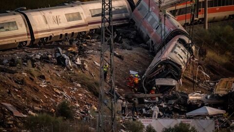 Efectivos de la UME trabajan en los vagones descarrilados en la zona del accidente ferroviario en Urda, a 29 de octubre de 2026, en Urda, Toledo, Castilla-La Mancha (Espa&ntilde;a). 