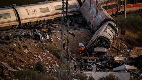Efectivos de la UME trabajan en los vagones descarrilados en la zona del accidente ferroviario en Urda, a 29 de octubre de 2026, en Urda, Toledo, Castilla-La Mancha (España). Efectivos de la UME trabajan en los vagones descarrilados en la zona del accidente ferroviario en Urda, a 29 de octubre de 2026, en Urda, Toledo, Castilla-La Mancha (España).