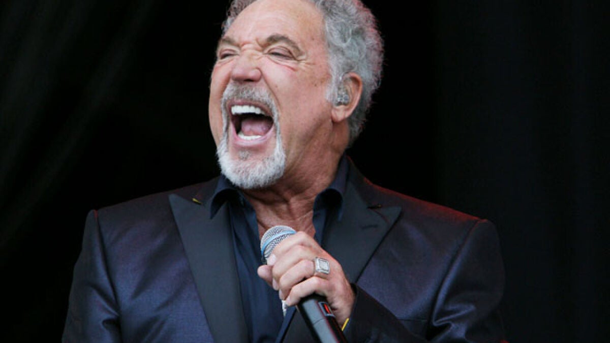 Tom Jones despide un concierto en Cataluña al grito de "¡Viva España!" | Onda Cero Radio