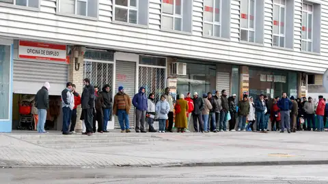 Los españoles continúan preocupados por el desempleo. Los españoles continúan preocupados por el desempleo.