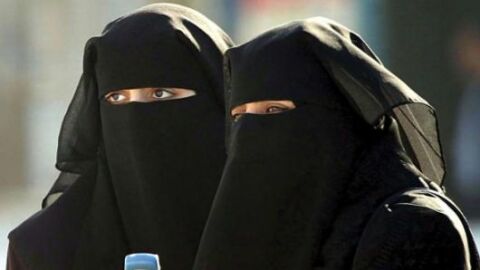 Mujeres llevando un burka negro