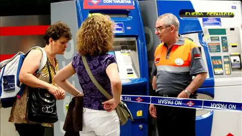 Un vigilante de seguridad impide el paso Un vigilante de seguridad impide el paso