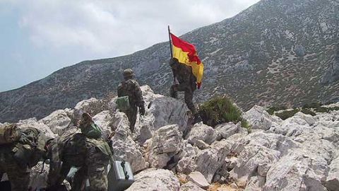 Soldados espa&ntilde;oles colocan la bandera en Perejil