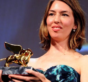 Sofía Coppola posa orgullosa junto a su León de Oro Sofía Coppola posa orgullosa junto a su León de Oro
