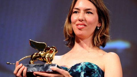 Sof&iacute;a Coppola posa orgullosa junto a su Le&oacute;n de Oro