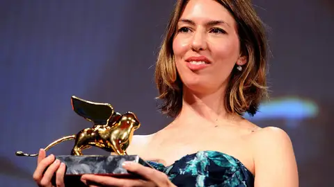 Sofía Coppola posa orgullosa junto a su León de Oro Sofía Coppola posa orgullosa junto a su León de Oro