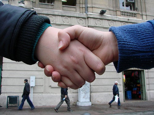 Saludar en la oficina: ¿Beso o apretón de manos? Saludar en la oficina: ¿Beso o apretón de manos?