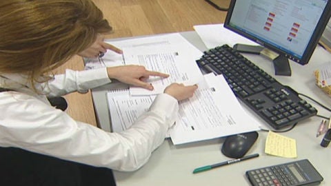 Una mujer trabajando