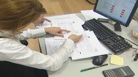 Una mujer trabajando Una mujer trabajando
