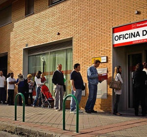 Cola de trabajadores a las puertas del INEM Cola de trabajadores a las puertas del INEM