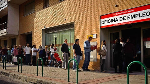 Cola de trabajadores a las puertas del INEM