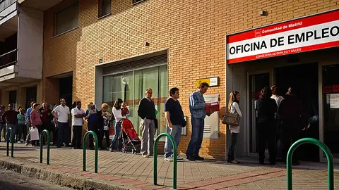 Cola de trabajadores a las puertas del INEM Cola de trabajadores a las puertas del INEM