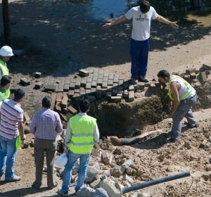 Obreros trabajan en la tubería de gas rota Obreros trabajan en la tubería de gas rota