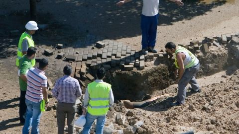 Obreros trabajan en la tuber&iacute;a de gas rota