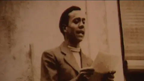Miguel Hernández leyendo un poema. Miguel Hernández leyendo un poema.