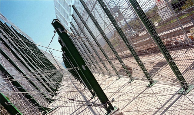 Más de 700 inmigrantes subsaharianos intentan traspasar en grupo la frontera de Ceuta Más de 700 inmigrantes subsaharianos intentan traspasar en grupo la frontera de Ceuta